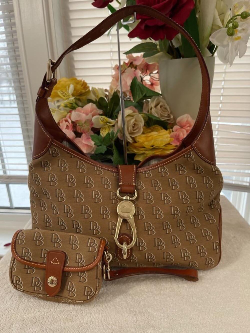 Dooney and bourke DB shadow clasp sac with wristlet 2pc set (PU300